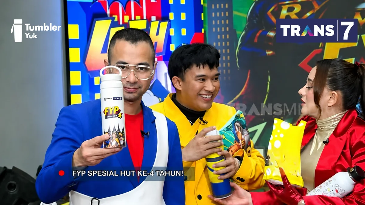 Tumbler custom TumblerYuk berlogo FYP Spesial HUT ke-4 dipegang host di studio program FYP Trans7 saat siaran langsung